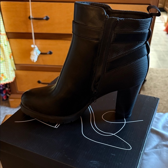 Chic Black Heeled Ankle Boots - Picture 1 of 3
